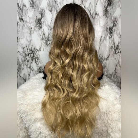 Dirty Blonde long Wig - Picture 6 of 9